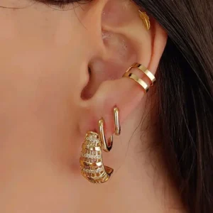 BRINCO MEIA ARGOLA VAZADO COM ZIRCÔNIA BANHADO A OURO