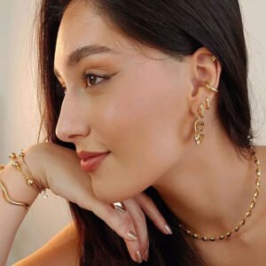 BRINCO MEIA ARGOLA VAZADO COM ZIRCÔNIA BANHADO A OURO