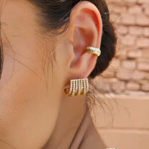 BRINCO MEIA ARGOLA CRAVEJADA COM ZIRCÔNIAS CRISTAIS BANHADO A OURO