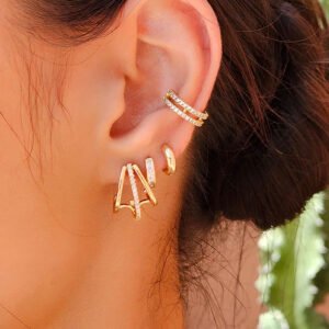 BRINCO MEIA ARGOLA TRIPLA COM ZIRCÔNIA BANHADO A OURO