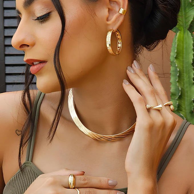 BRINCO DE ARGOLA COM ZIRCÔNIAS CRISTAIS BANHADO A OURO - Imagem 3