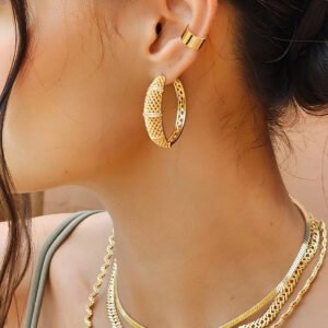 BRINCO DE ARGOLA VAZADO COM ZIRCÔNIA BANHADO A OURO