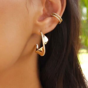 BRINCO DE ARGOLA CRUZADO CRAVEJADO COM ZIRCÔNIA BANHADO A OURO