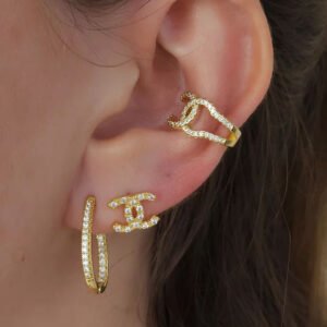 BRINCO DE ARGOLA ORGÂNICA COM ZIRCÔNIA CRISTAL BANHADO A OURO