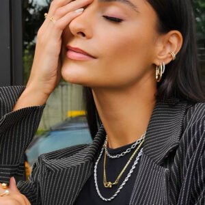 BRINCO DE ARGOLA ORGÂNICA COM ZIRCÔNIA CRISTAL BANHADO A RÓDIO