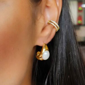 BRINCO MEIA ARGOLA COM PÉROLA BANHADO A OURO