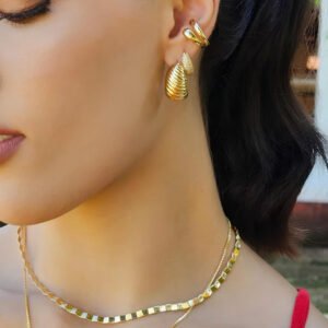 BRINCO MEIA ARGOLA DE GOTA TEXTURIZADA BANHADO A OURO