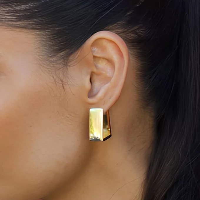 BRINCO ARGOLA TRIANGULAR LISA BANHADO A OURO - Imagem 2