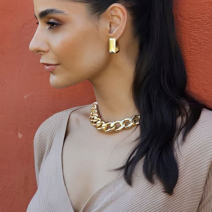 BRINCO ARGOLA TRIANGULAR LISA BANHADO A OURO - Imagem 4