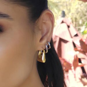 BRINCO DE ARGOLA TRIANGULAR ABAULADA BANHADO A OURO