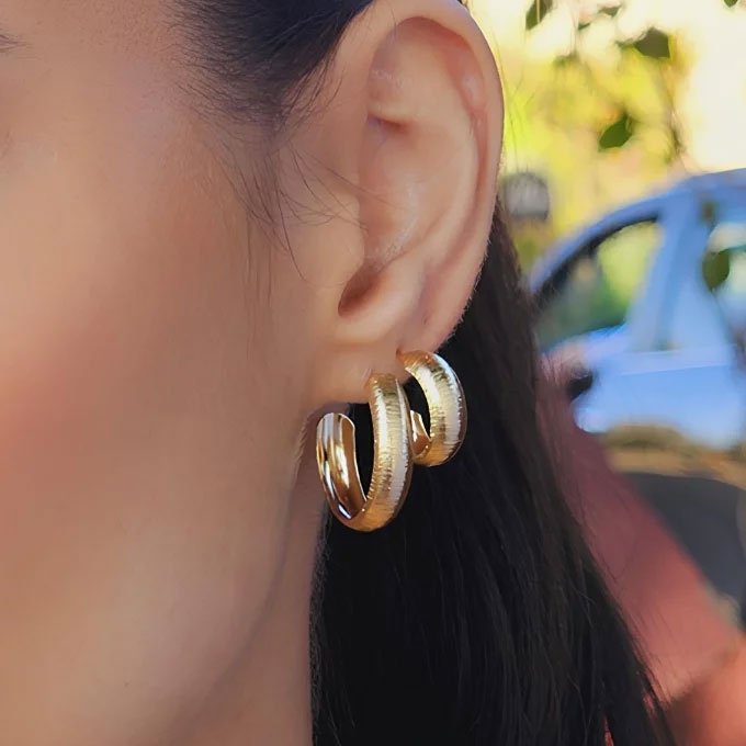 DUPLA DE ARGOLAS TEXTURIZADAS ABAULADAS BANHADO A OURO - Imagem 2