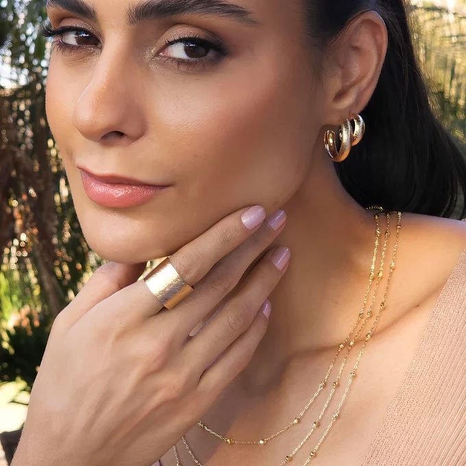 DUPLA DE ARGOLAS TEXTURIZADAS ABAULADAS BANHADO A OURO - Imagem 3